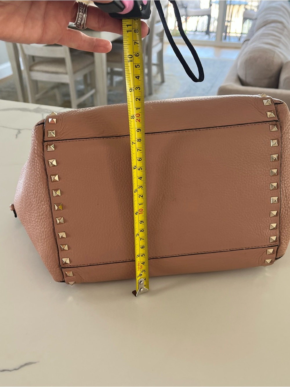 Valentino Garavani Rockstud Grainy Leather Drawstring Tote Dusty Rose / Camel - Picture 12 of 16